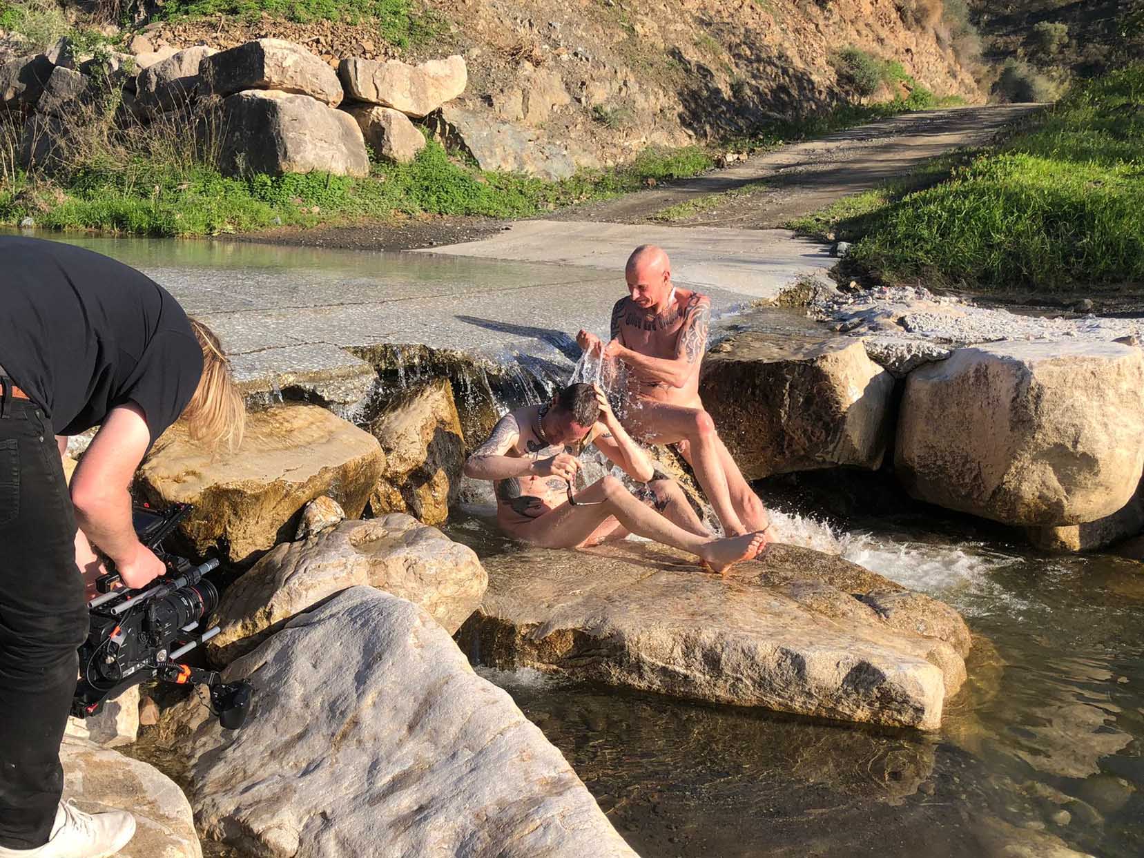 Ik Vertrek cameraman filmt Thomas en Bert op een rotsblok in een riviertje, spelend met water.